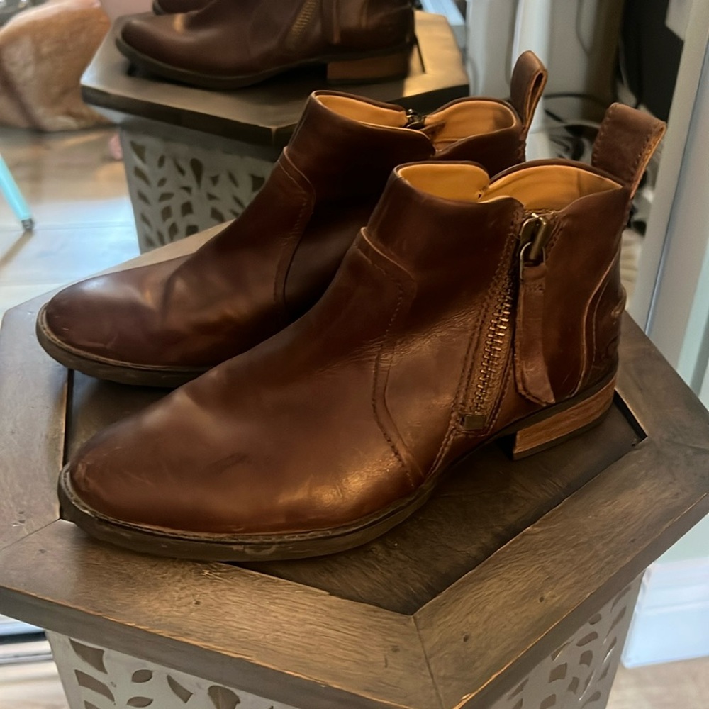 UGG, Brown Leather Zip-Up Ankle Boots Size 6.5 - Picture 2 of 6